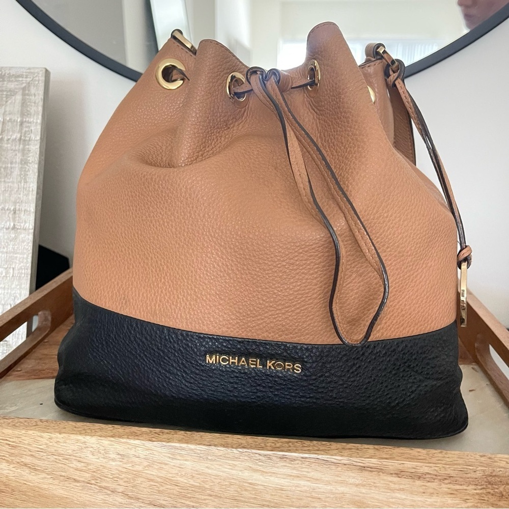 Michael Kors Jules Bucket Bag